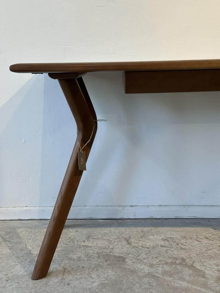 Piter – שולחן עבודה מעץ אלון עם מדף – תמונה 3