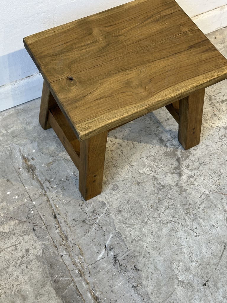 שרפרף עץ טיק 26x26 – בעבודת יד מאינדונזיה – תמונה 3