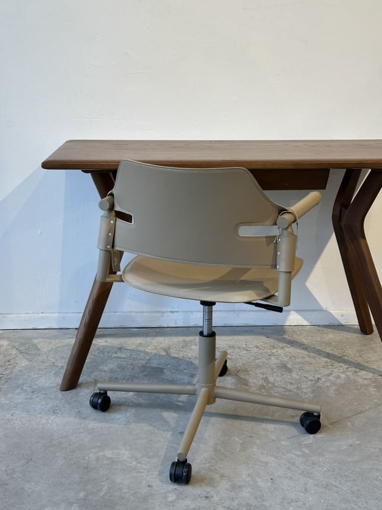 Piter – שולחן עבודה מעץ אלון עם מדף – תמונה 5