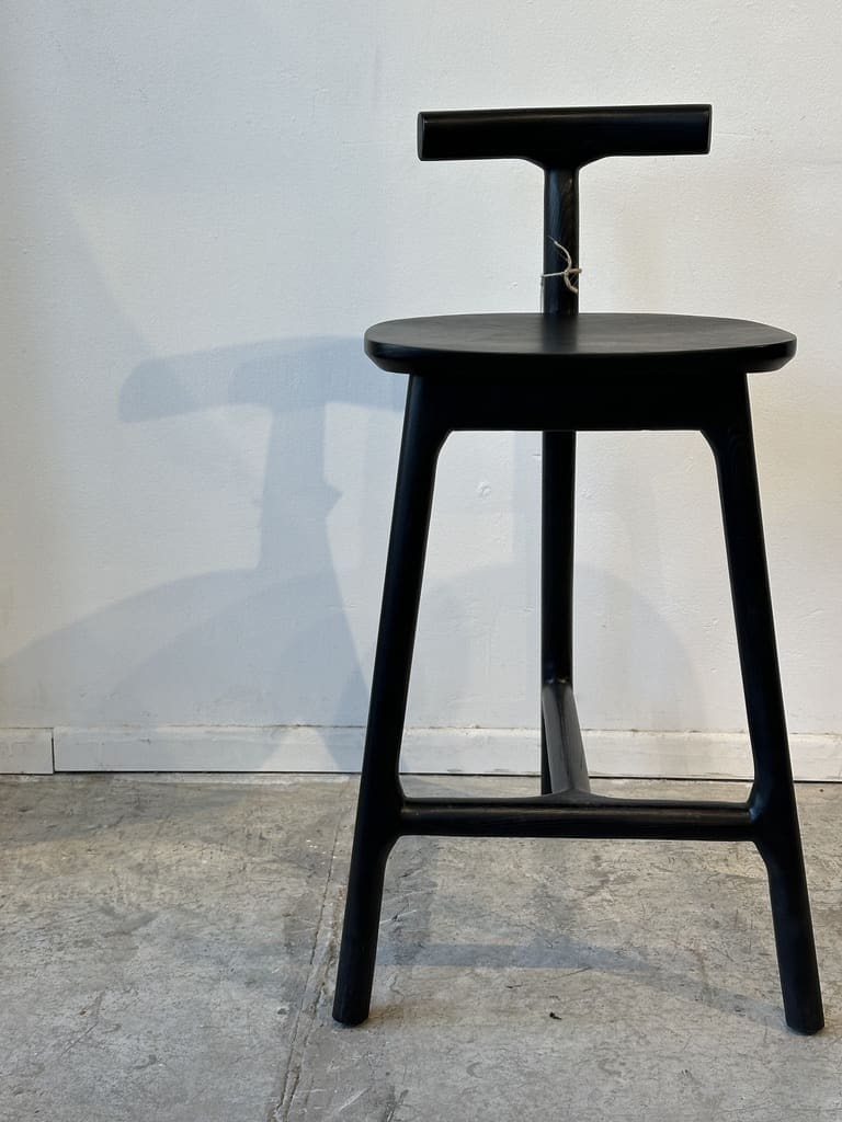 ⁦Doli – כיסא בר מעץ טיק מלא | צבע שחור⁩ – תמונה ⁦2⁩