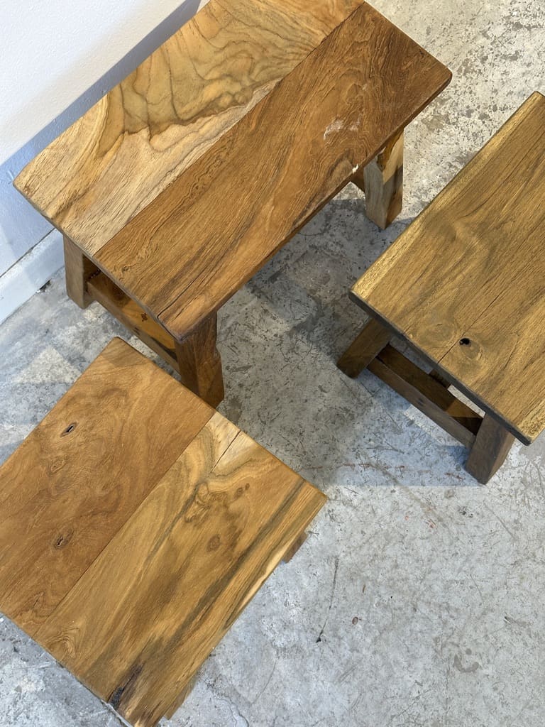 שרפרף עץ טיק 30x26 – בעבודת יד מאינדונזיה – תמונה 2