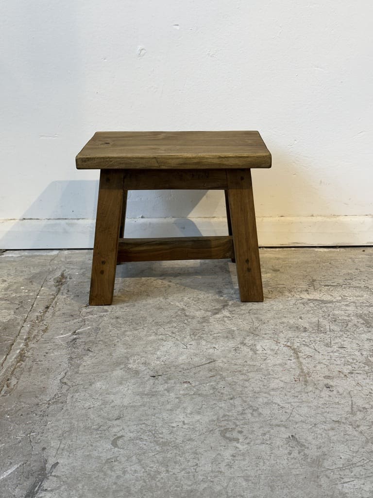 שרפרף עץ טיק 30x26 – בעבודת יד מאינדונזיה