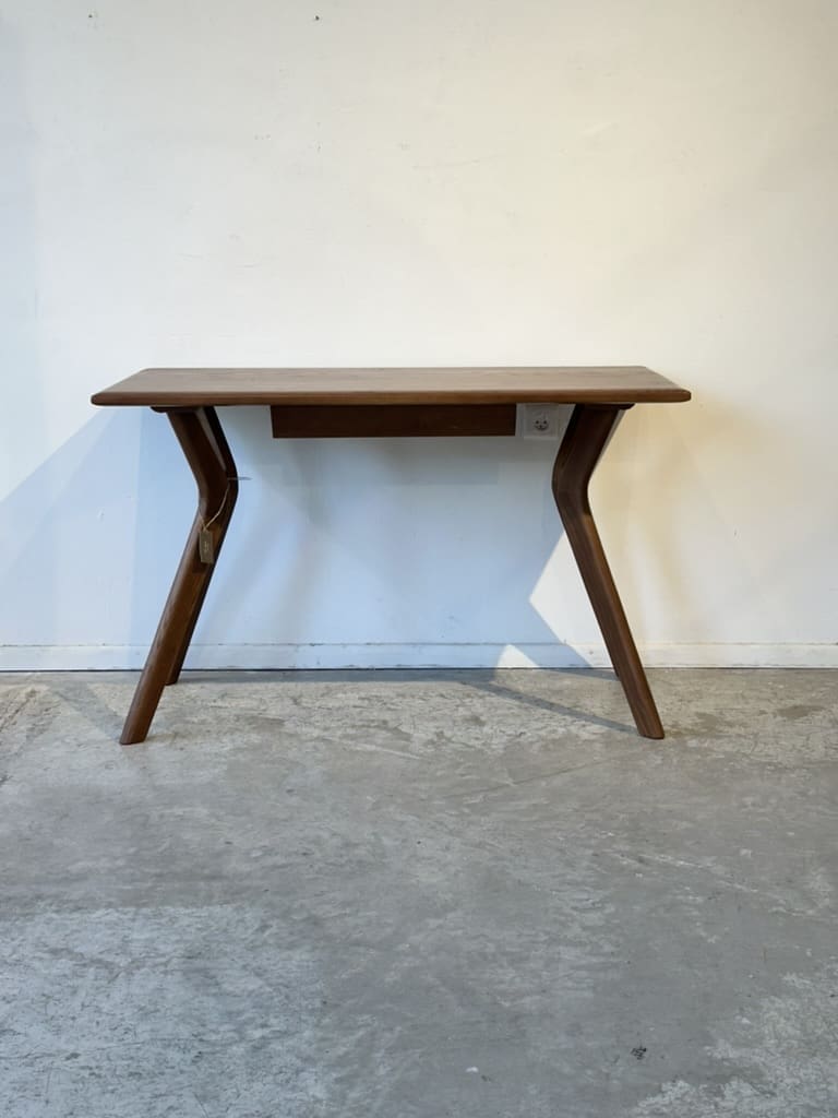 Piter – שולחן עבודה מעץ אלון עם מדף