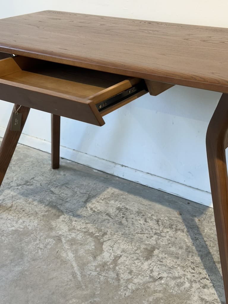 Piter – שולחן עבודה מעץ אלון עם מדף – תמונה 4