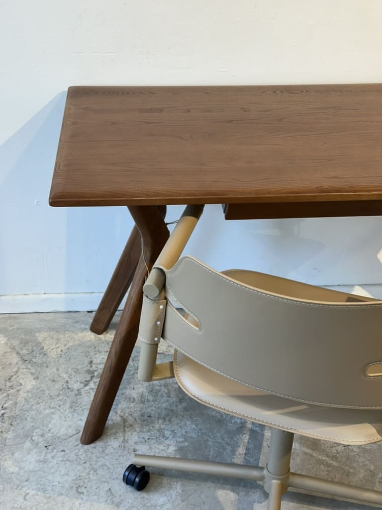 Piter – שולחן עבודה מעץ אלון עם מדף – תמונה 7