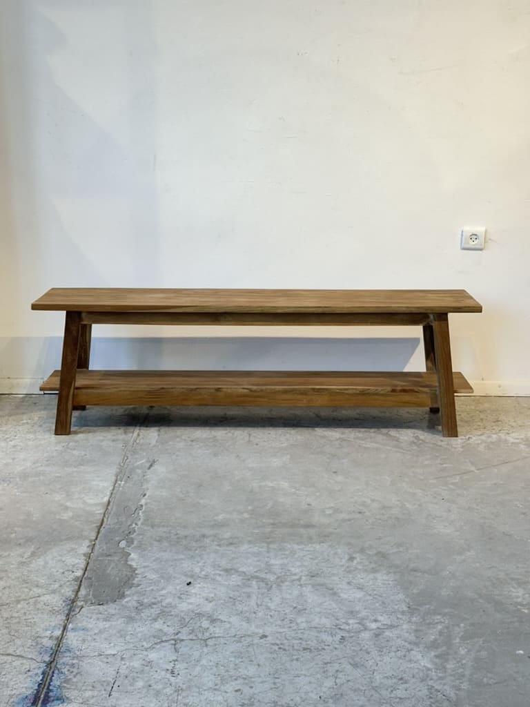 Tiko – ספסל עץ טיק עם מדף