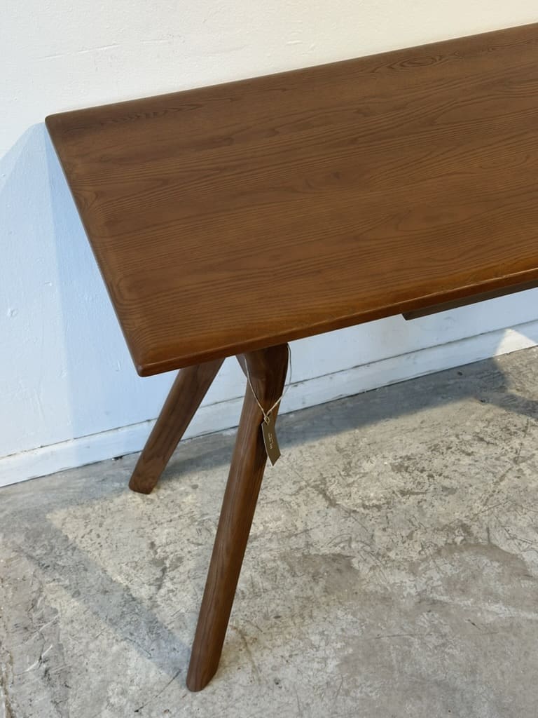 Piter – שולחן עבודה מעץ אלון עם מדף – תמונה 2