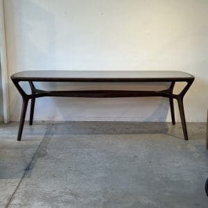 Lasr – שולחן אוכל מעץ אלון מלא עם פלטת זכוכית חומה ורגלי עץ | ייבוא מאינדונזיה