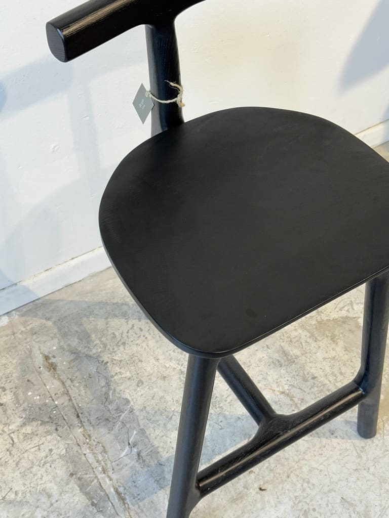 ⁦Doli – כיסא בר מעץ טיק מלא | צבע שחור⁩ – תמונה ⁦3⁩