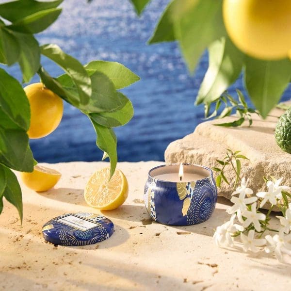 ⁦נר ריחני בקופסת פח - Mediterranean Lemon VOLUSPA⁩ – תמונה ⁦3⁩
