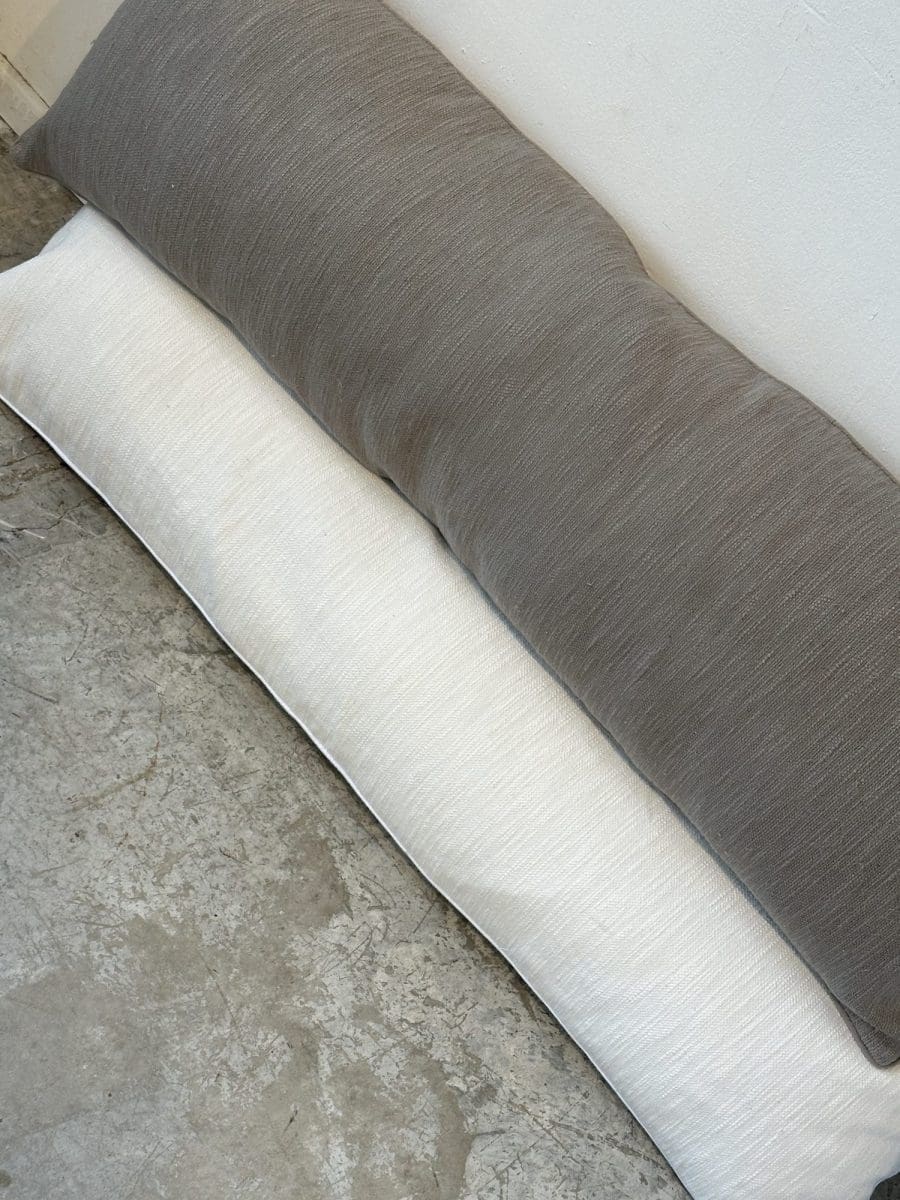 Rian – כרית נוי ארוכה בצבע אפורה