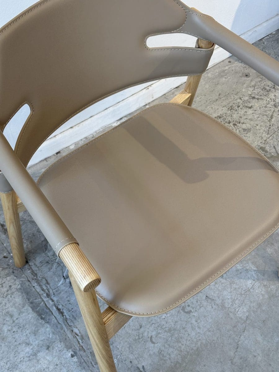 כיסא אוכל LOR – עם ידיות עץ אלון - מגוון צבעים – תמונה 2