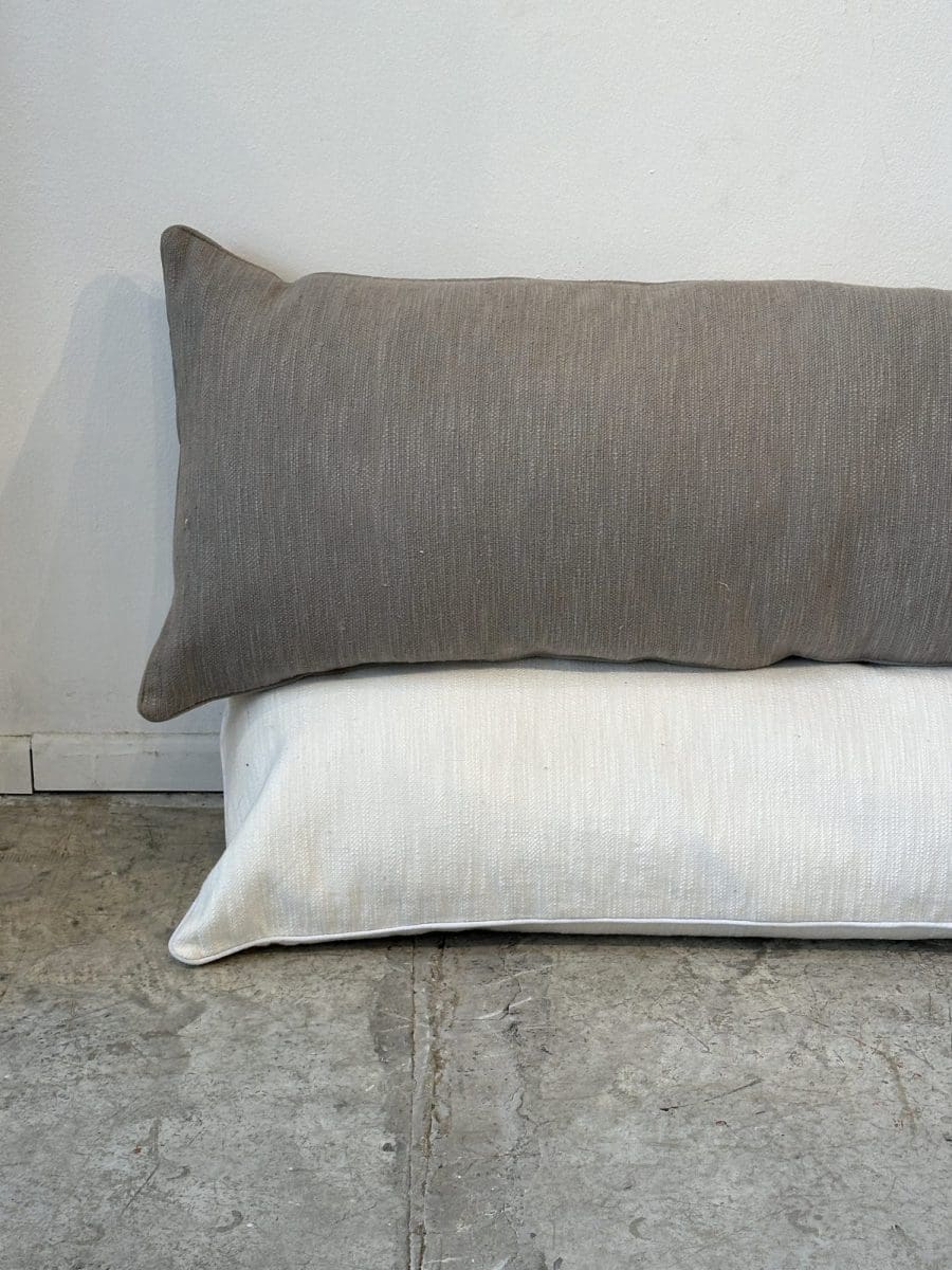 Rian – כרית נוי ארוכה בצבע אפורה – תמונה 2