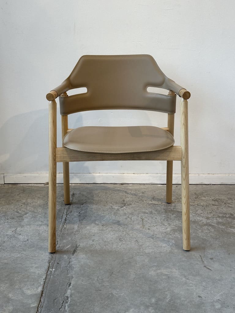 כיסא אוכל LOR – עם ידיות עץ אלון - מגוון צבעים