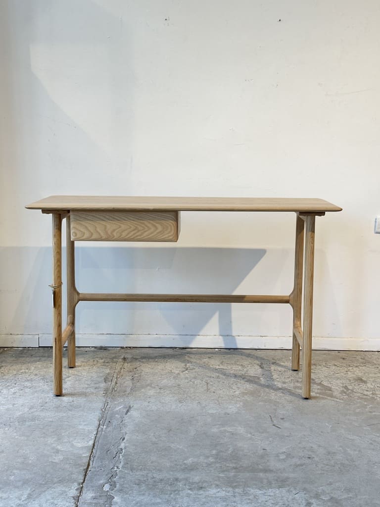 Pari – שולחן עבודה מעץ מלא | צבע אלון טבעי