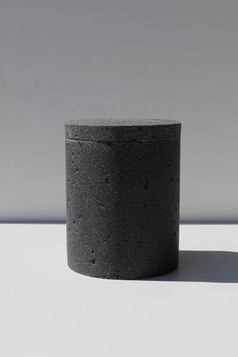 צנצנת עם מכסה Lyon  טרוורטין שחור – תמונה 2