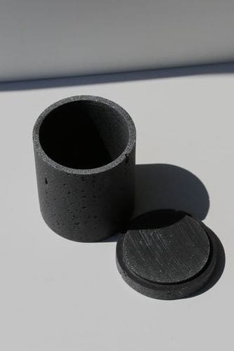 צנצנת עם מכסה Lyon  טרוורטין שחור – תמונה 3