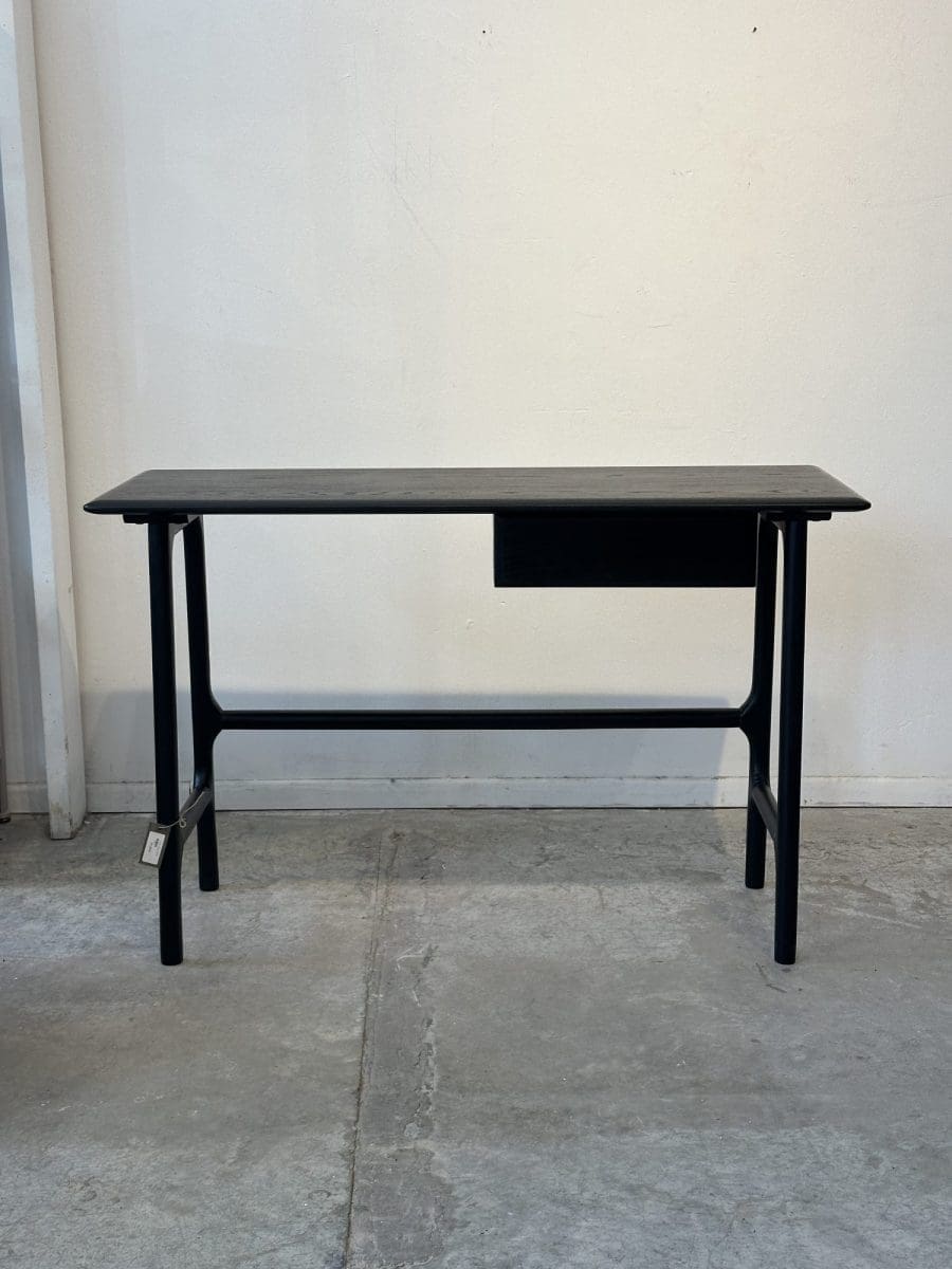 Pari – שולחן עבודה מעץ מלא | צבע שחור