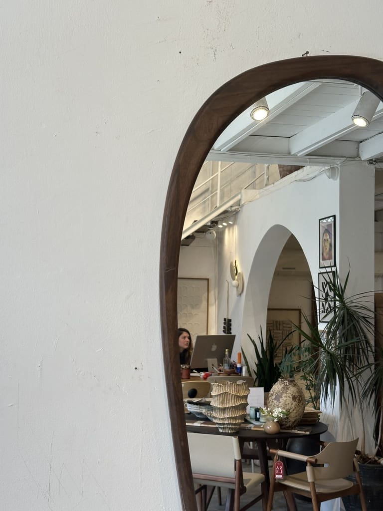 ⁦מראה אמורפית אגוז 110/80⁩ – תמונה ⁦2⁩